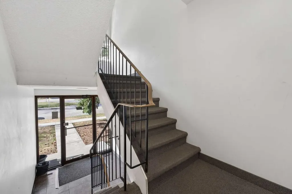 934 5a Street NW Calgary AB T2N1R6