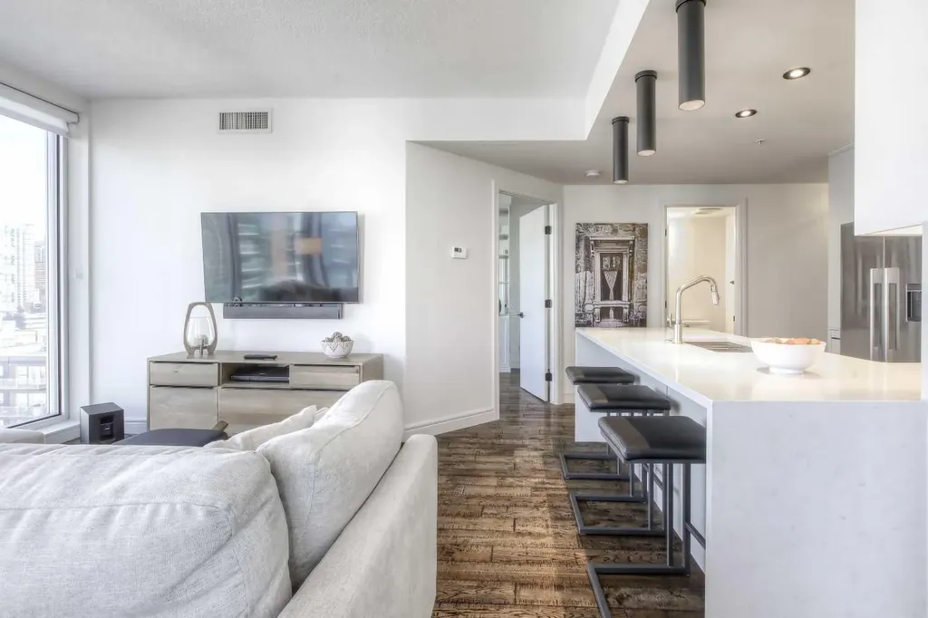 817 15 Avenue SW Calgary AB T2R0H8