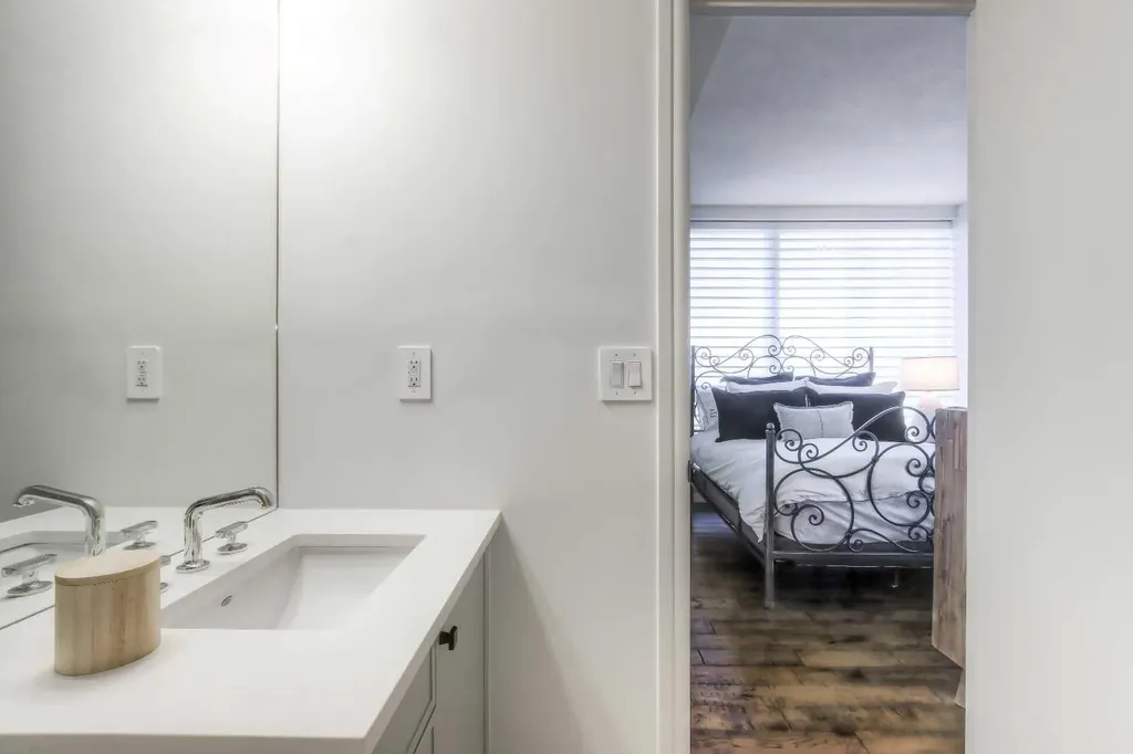 817 15 Avenue SW Calgary AB T2R0H8