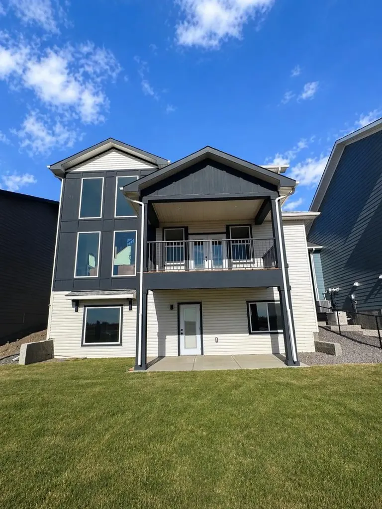 807 Lakewood Circle Strathmore AB T1P 0G8