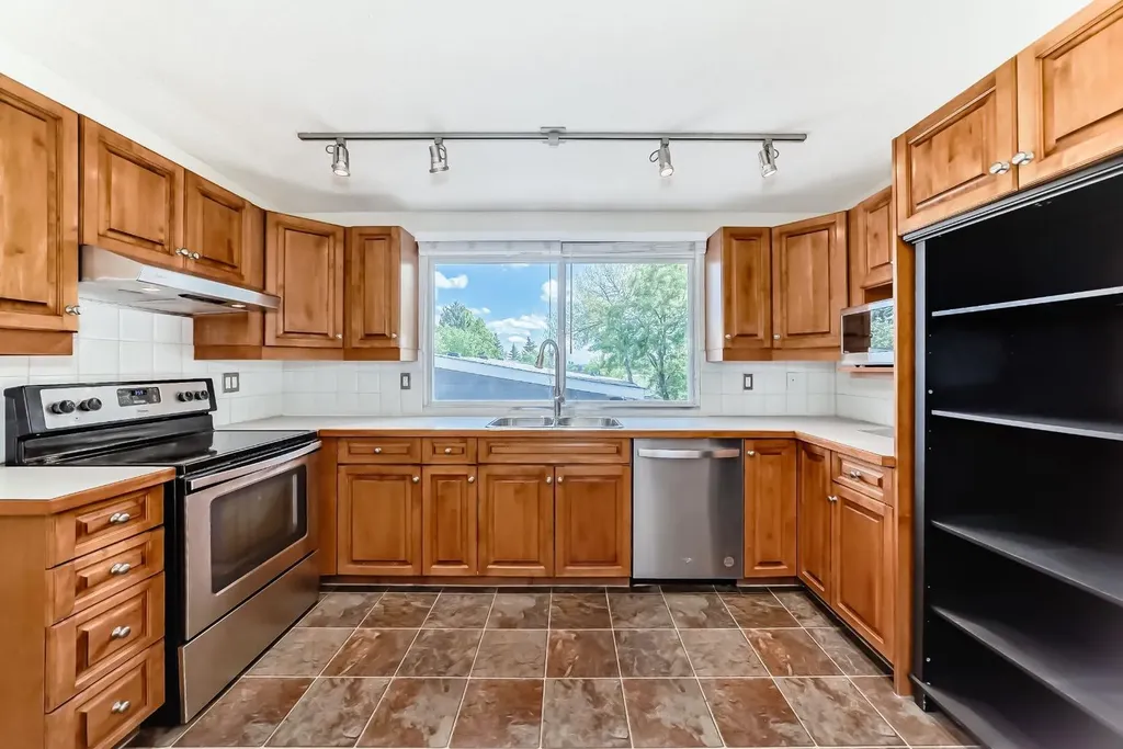 3415 Benton Drive NW Calgary AB T2L1W7