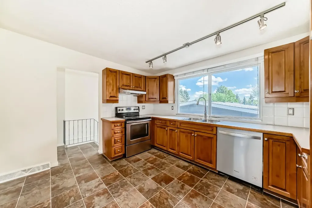 3415 Benton Drive NW Calgary AB T2L1W7