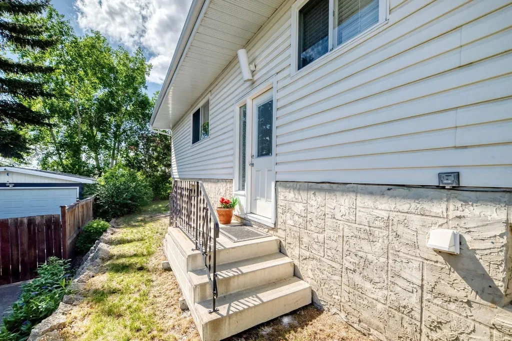 3415 Benton Drive NW Calgary AB T2L1W7
