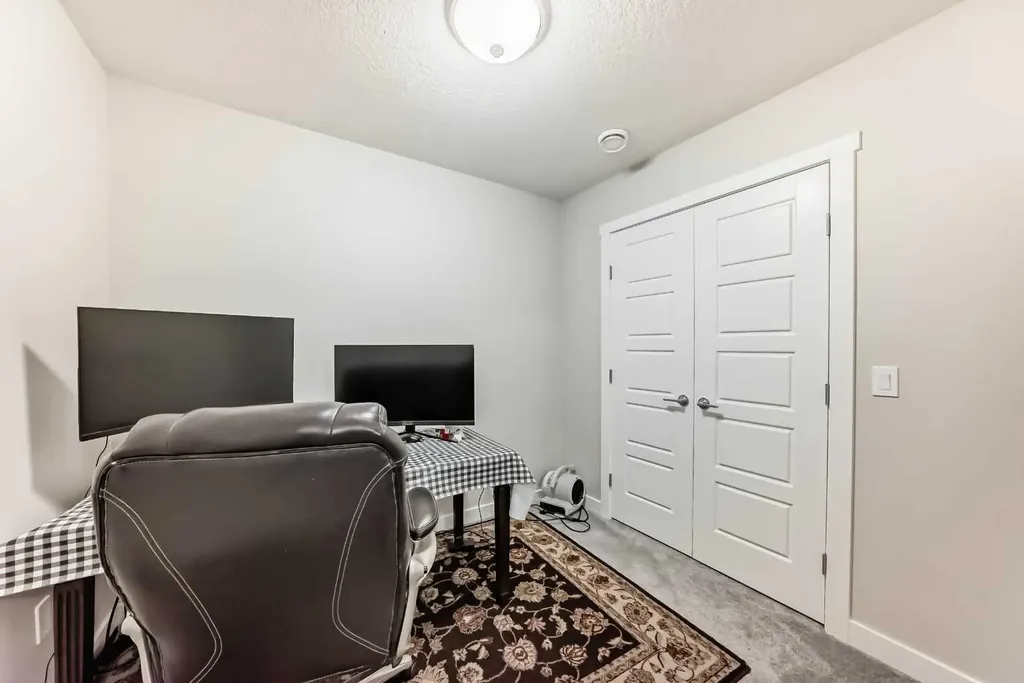 10097 46 Street NE Calgary AB T3J 0Y5