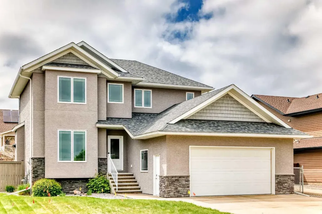 8 Eva Crescent Lacombe AB T4L 1Z2