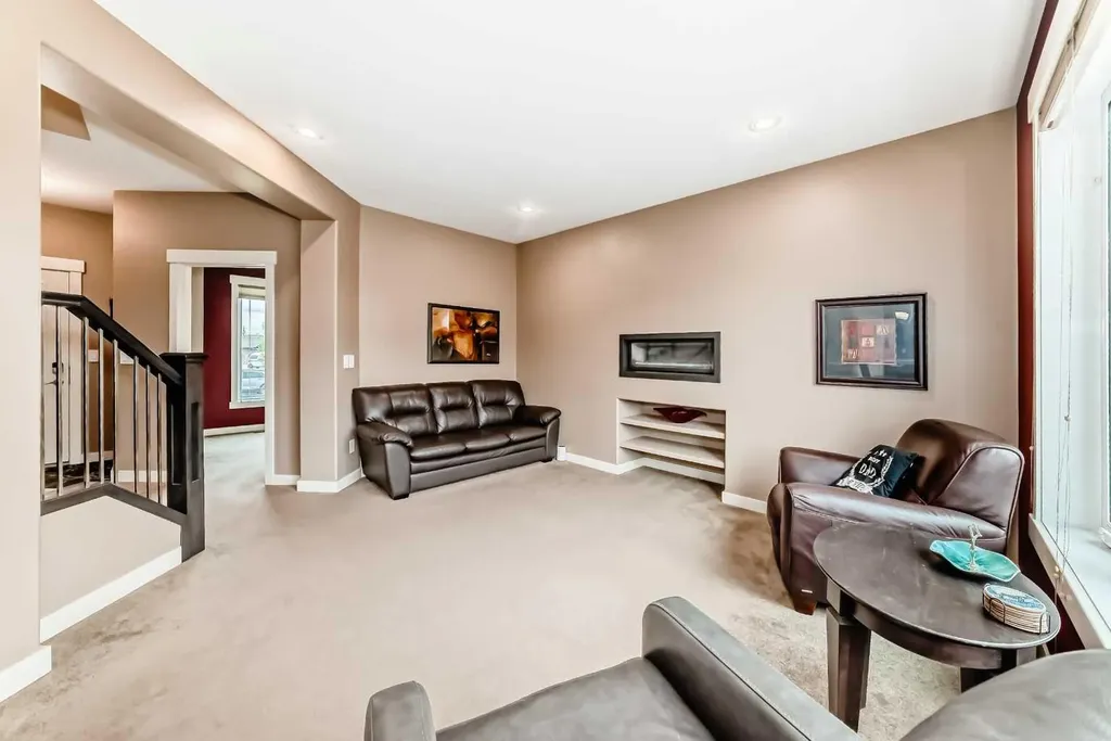 8 Eva Crescent Lacombe AB T4L 1Z2