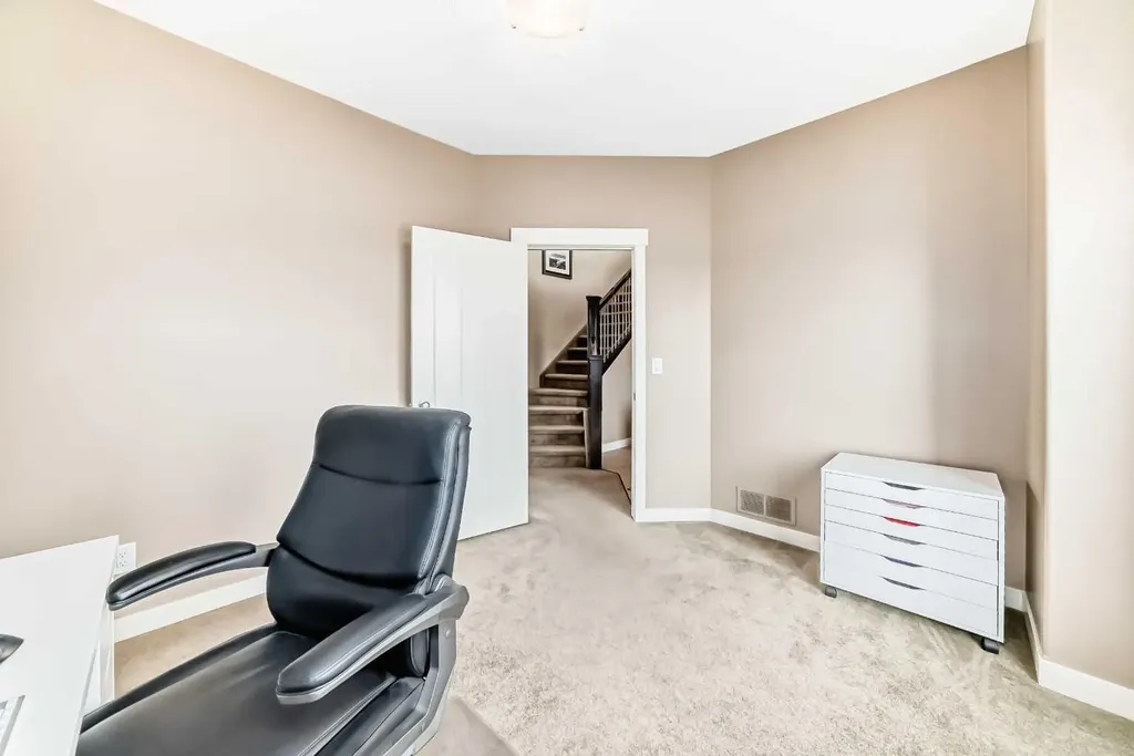 8 Eva Crescent Lacombe AB T4L 1Z2