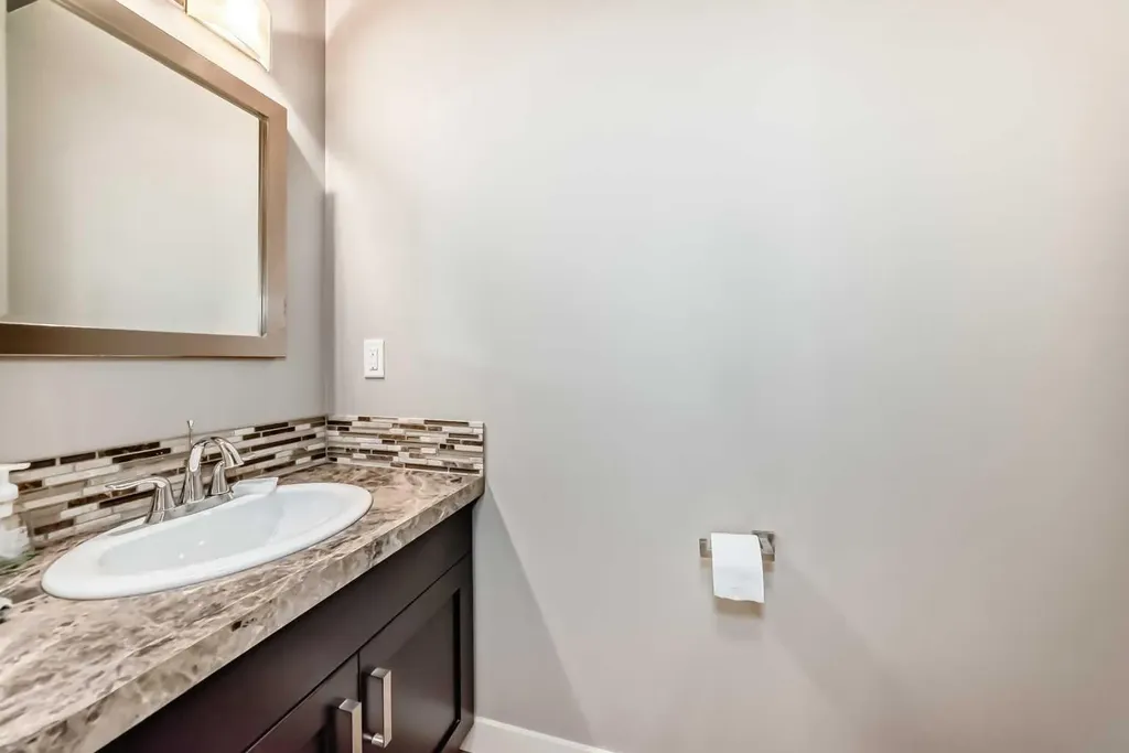 8 Eva Crescent Lacombe AB T4L 1Z2