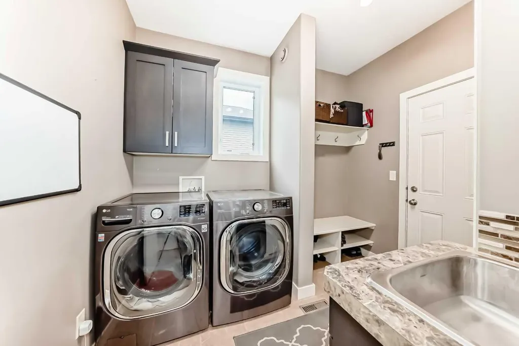 8 Eva Crescent Lacombe AB T4L 1Z2