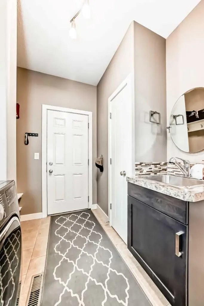 8 Eva Crescent Lacombe AB T4L 1Z2