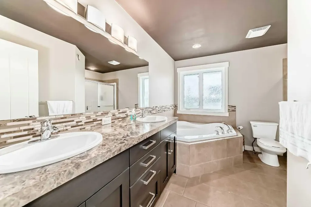 8 Eva Crescent Lacombe AB T4L 1Z2