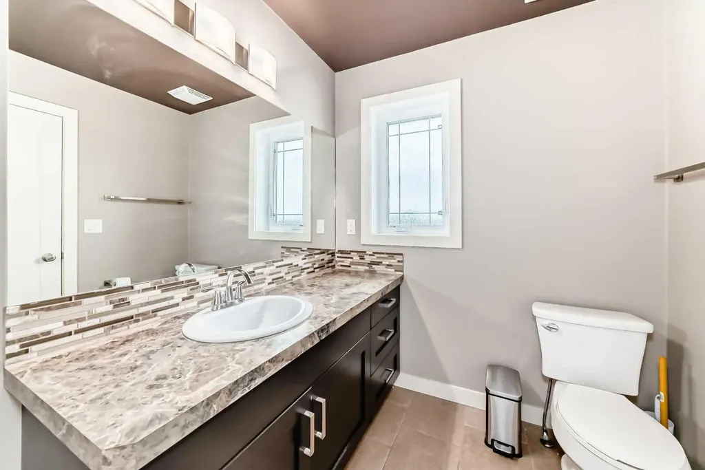 8 Eva Crescent Lacombe AB T4L 1Z2