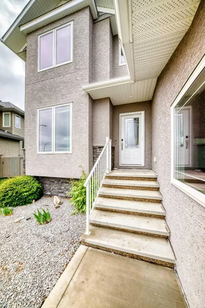 8 Eva Crescent Lacombe AB T4L 1Z2