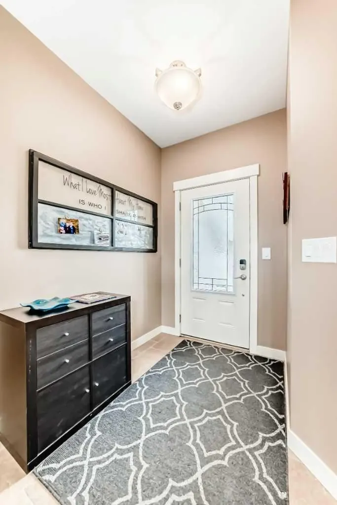 8 Eva Crescent Lacombe AB T4L 1Z2