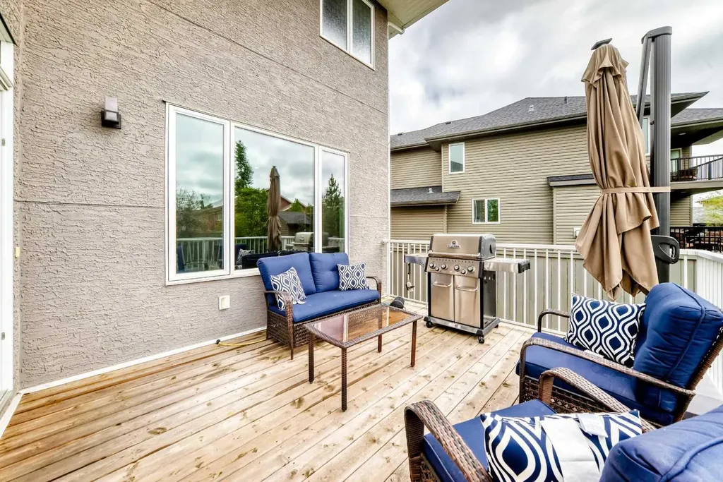 8 Eva Crescent Lacombe AB T4L 1Z2