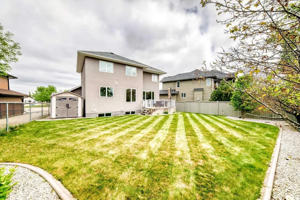 8 Eva Crescent Lacombe AB T4L 1Z2
