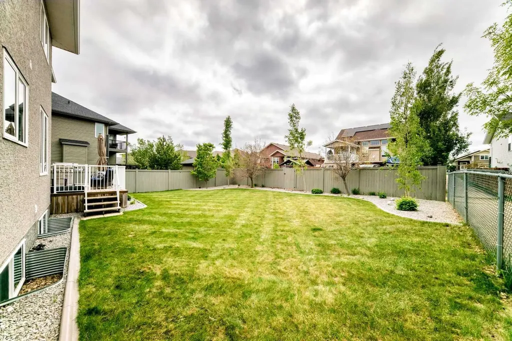 8 Eva Crescent Lacombe AB T4L 1Z2