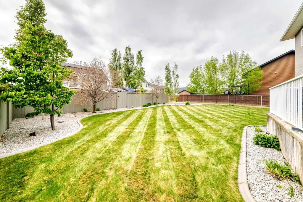8 Eva Crescent Lacombe AB T4L 1Z2