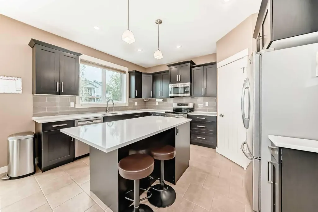 8 Eva Crescent Lacombe AB T4L 1Z2