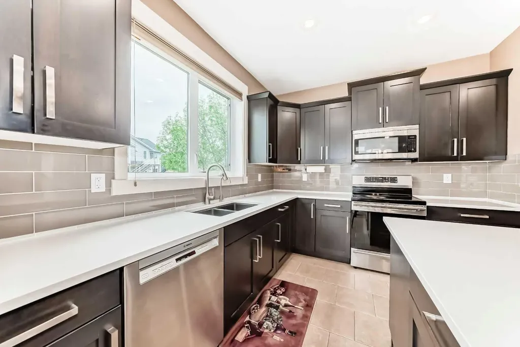 8 Eva Crescent Lacombe AB T4L 1Z2