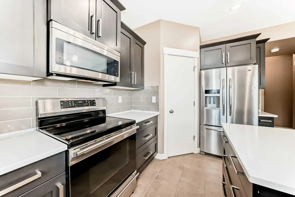 8 Eva Crescent Lacombe AB T4L 1Z2