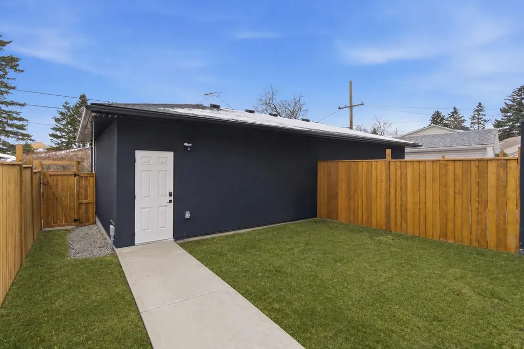 2119 Mackay Road NW Calgary AB T3B 1C9