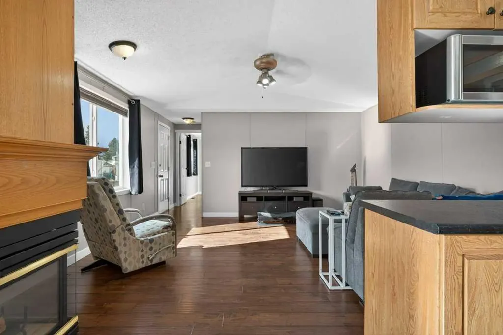 3223 83 Street NW Calgary AB T2B 5N7