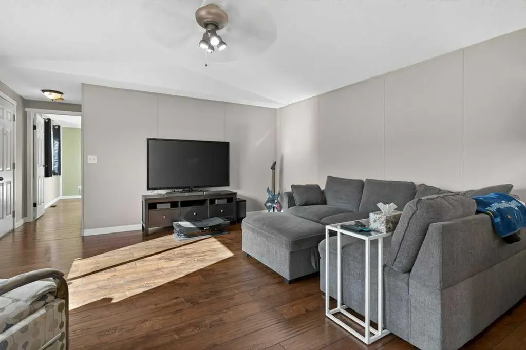 3223 83 Street NW Calgary AB T2B 5N7