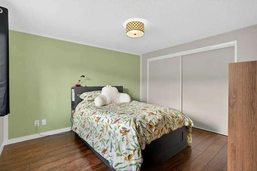 3223 83 Street NW Calgary AB T2B 5N7