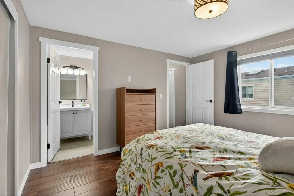 3223 83 Street NW Calgary AB T2B 5N7