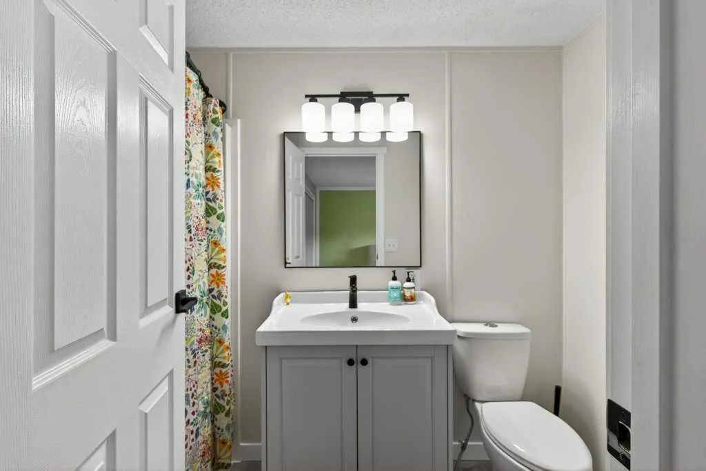3223 83 Street NW Calgary AB T2B 5N7
