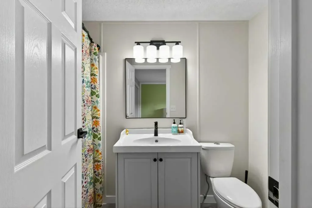 3223 83 Street NW Calgary AB T2B 5N7