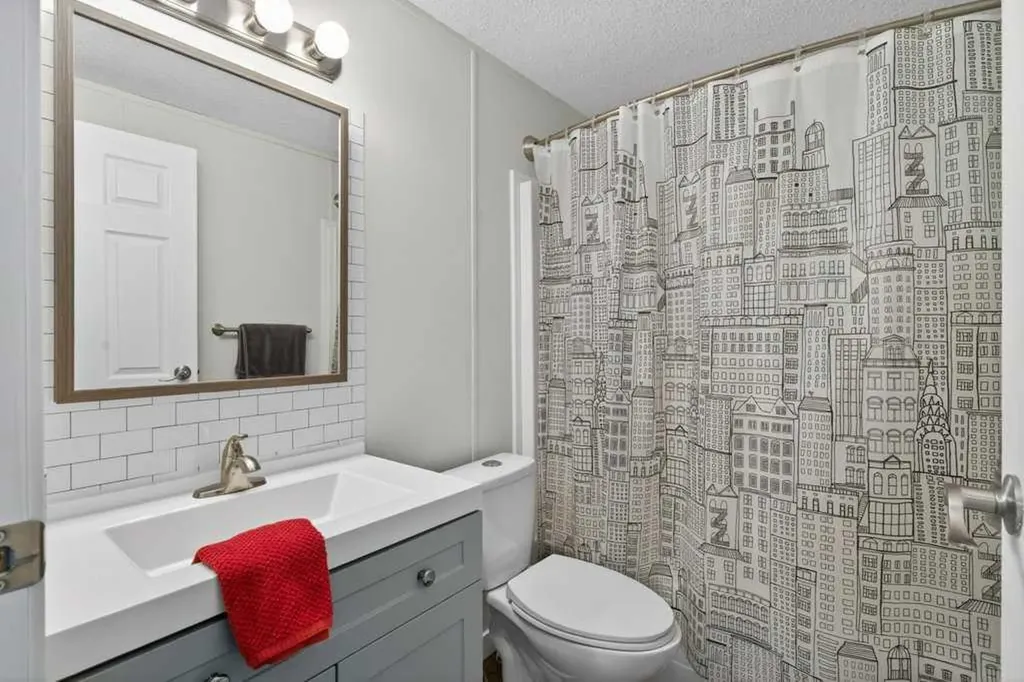 3223 83 Street NW Calgary AB T2B 5N7