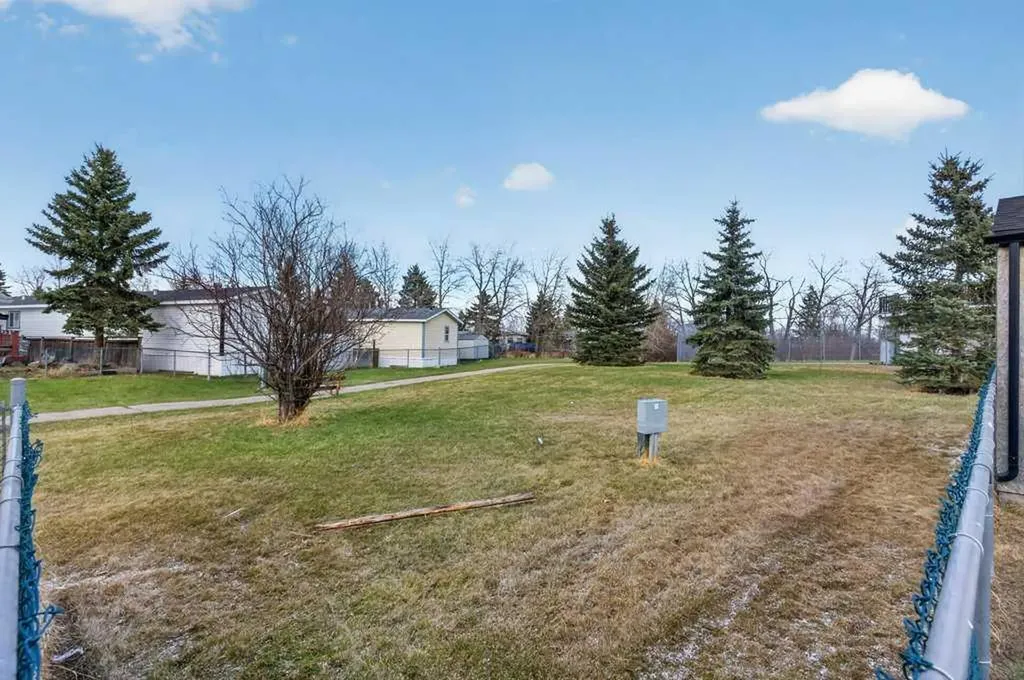 3223 83 Street NW Calgary AB T2B 5N7