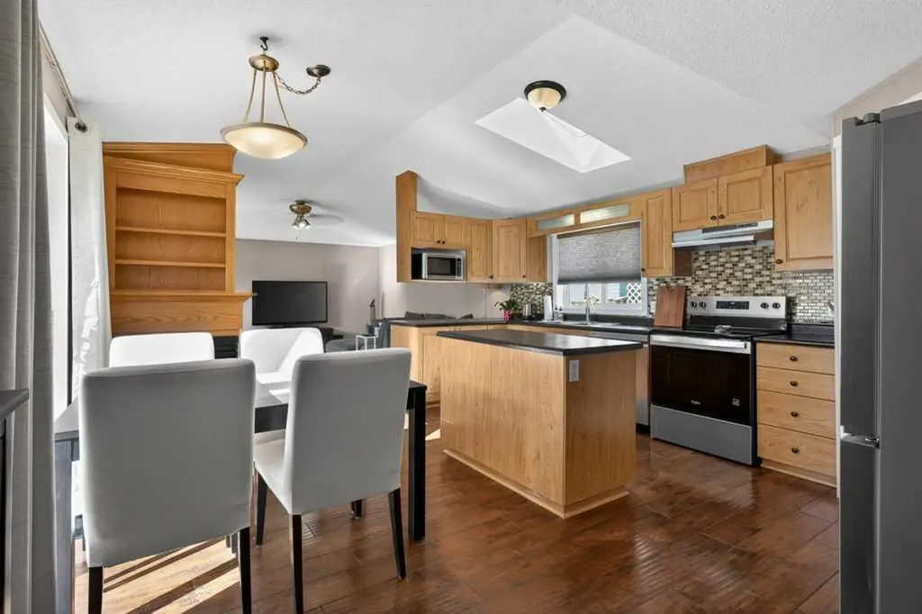 3223 83 Street NW Calgary AB T2B 5N7
