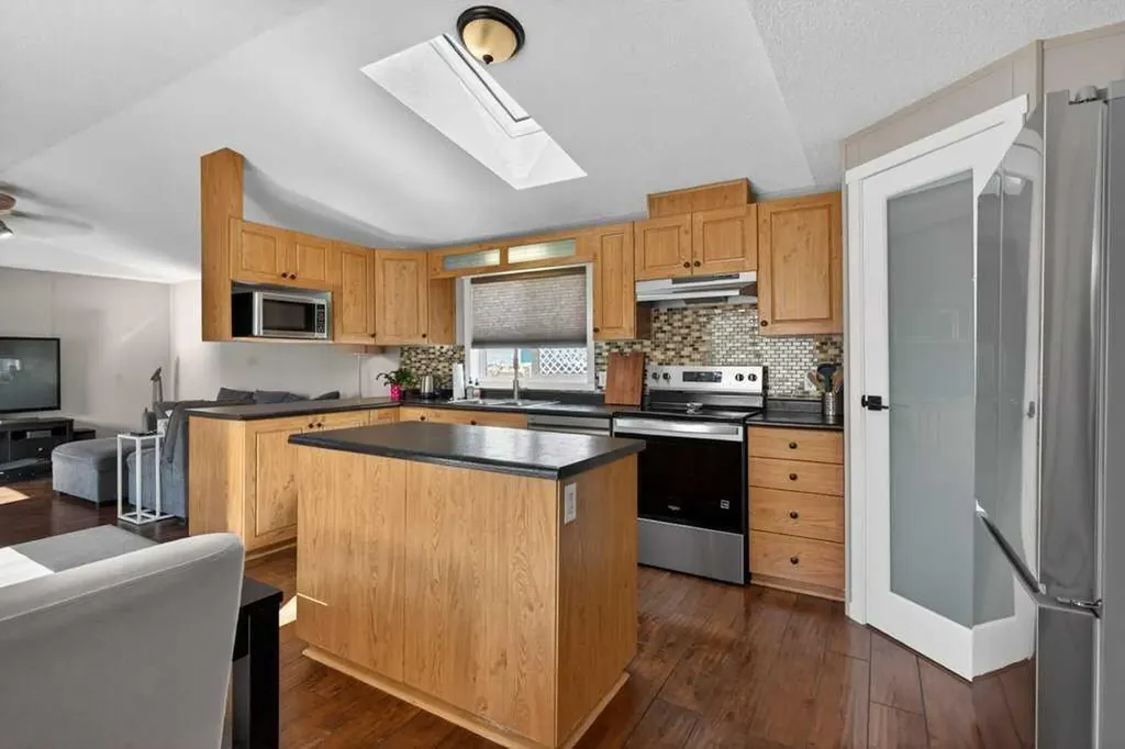 3223 83 Street NW Calgary AB T2B 5N7