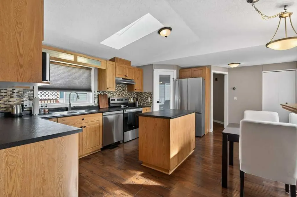 3223 83 Street NW Calgary AB T2B 5N7