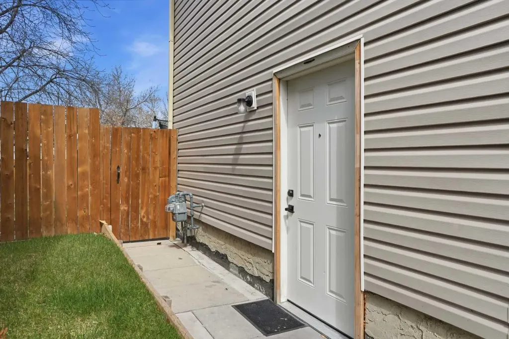 203 Shawglen Road SW Calgary AB T2Y 1Y2