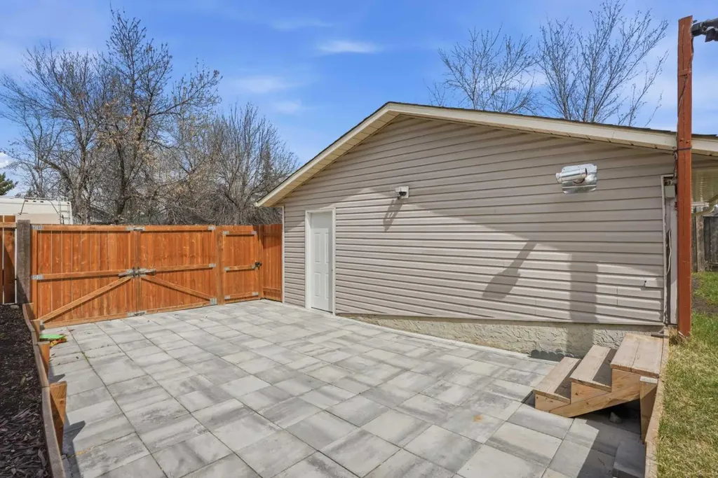 203 Shawglen Road SW Calgary AB T2Y 1Y2