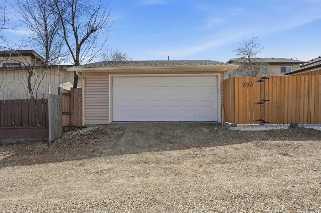 203 Shawglen Road SW Calgary AB T2Y 1Y2