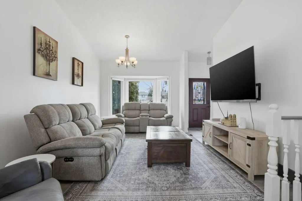 203 Shawglen Road SW Calgary AB T2Y 1Y2