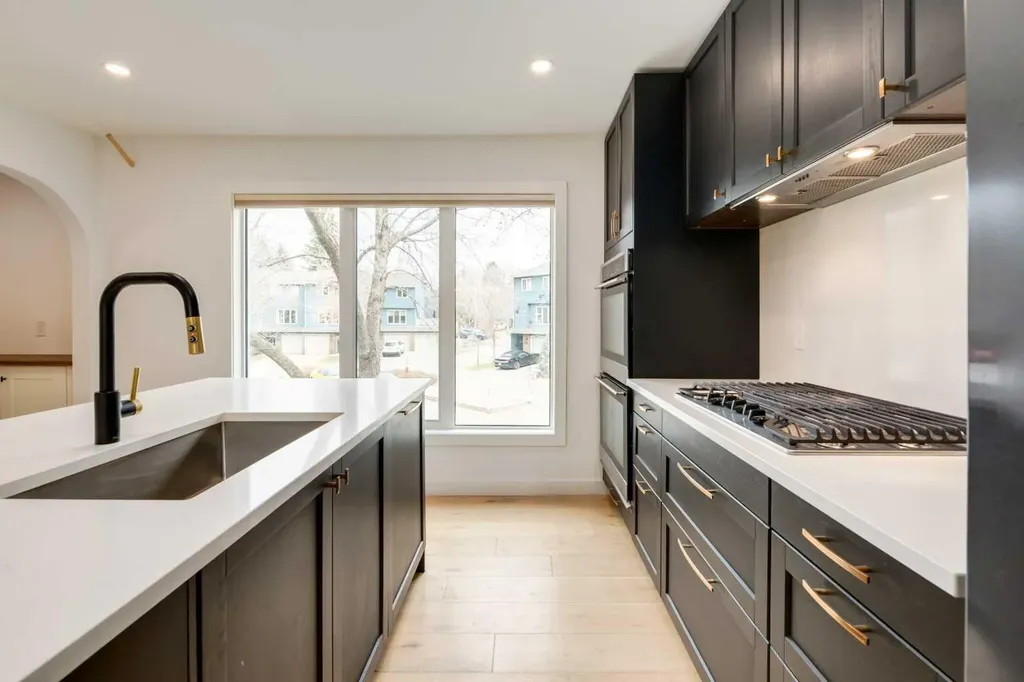 256 Point Mckay Terrace NW Calgary AB T3B 4V6