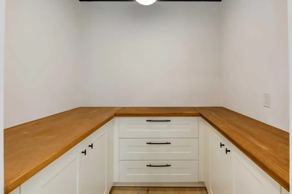 256 Point Mckay Terrace NW Calgary AB T3B 4V6