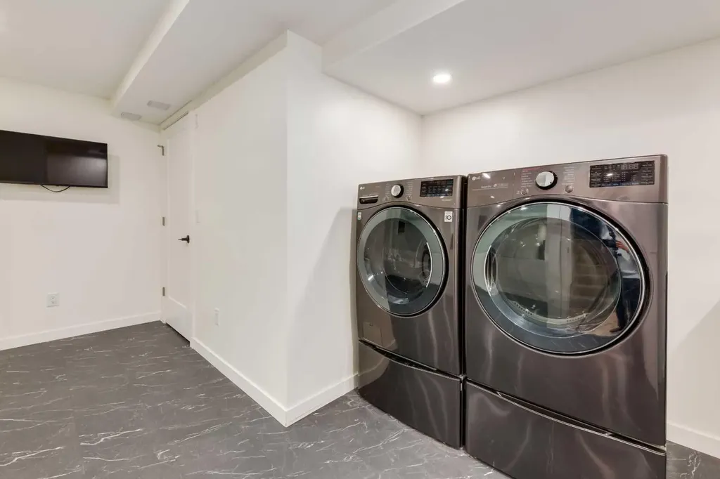 256 Point Mckay Terrace NW Calgary AB T3B 4V6