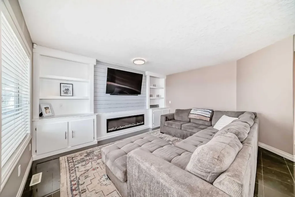 291 East Chestermere Drive Chestermere AB T1X 1A2
