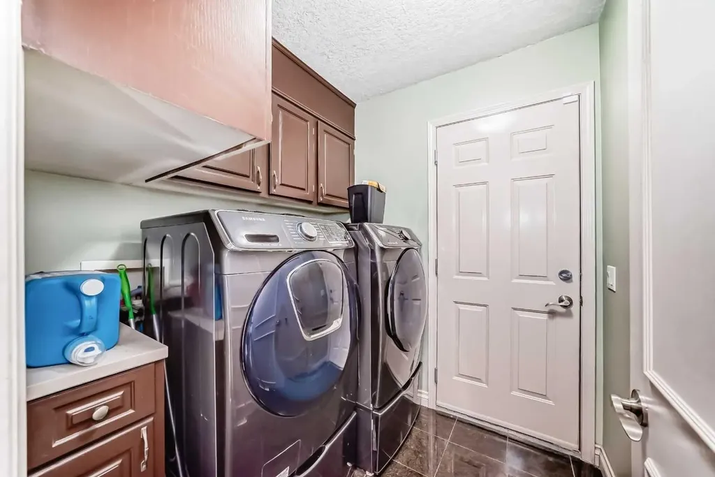 291 East Chestermere Drive Chestermere AB T1X 1A2