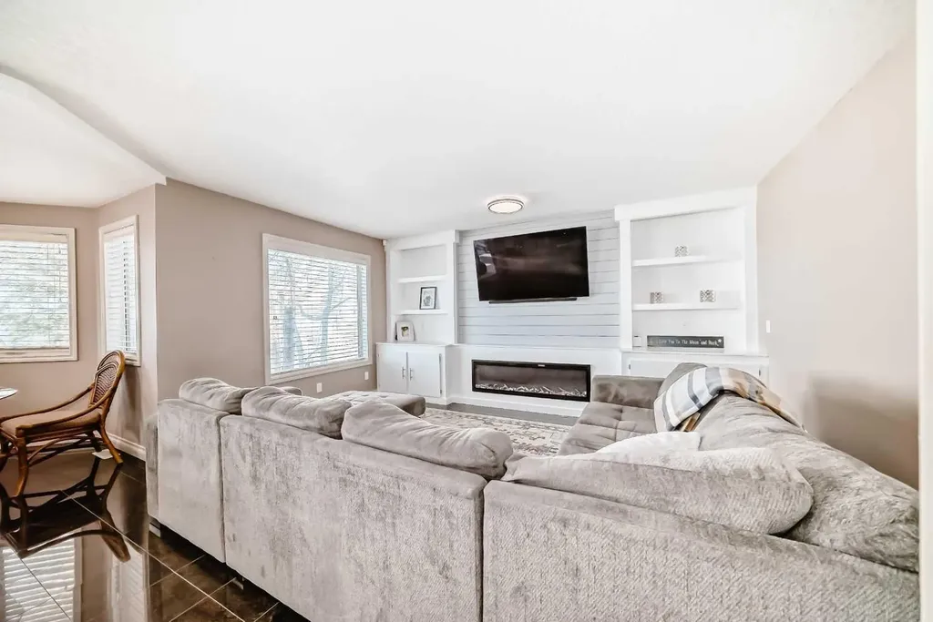 291 East Chestermere Drive Chestermere AB T1X 1A2