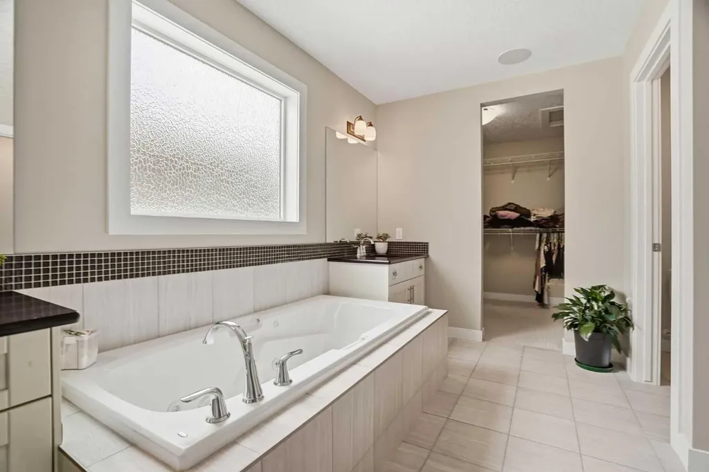 96 Drake Landing Heights Okotoks AB T1S 0M8
