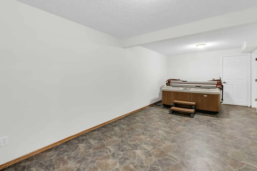 604 Griffin Road W Cochrane AB T4C1X2