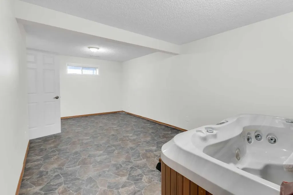 604 Griffin Road W Cochrane AB T4C1X2